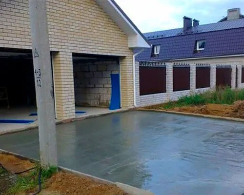 Заливка бетонной площадки перед гаражом